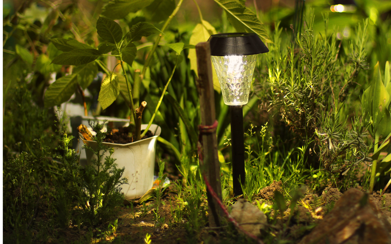 Nowoczesne lampy solarne do ogrodu — co warto wiedzieć przy ich wyborze?